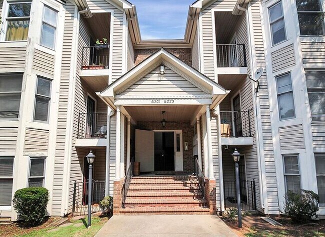 Building Photo - Updated 2BD/2BA Third Floor Condo in Rosec...