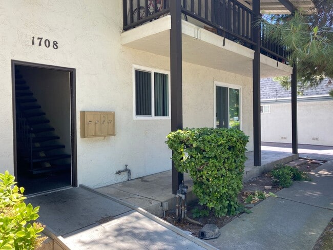 Building Photo - 1708 Ross Cir