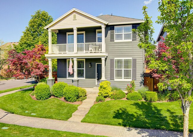 Building Photo - Beautiful 3 Bedroom 2.5 Bath House with fu...