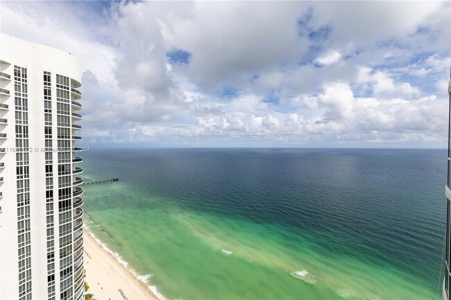 Foto del edificio - 15811 Collins Ave