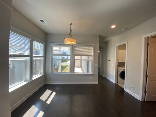 Foto del edificio - Stunning move in ready home located in the...
