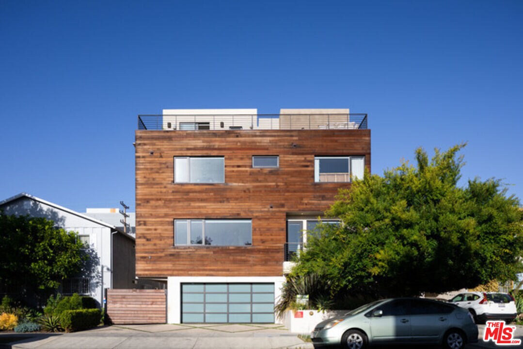 Primary Photo - 140 S Hayworth Ave