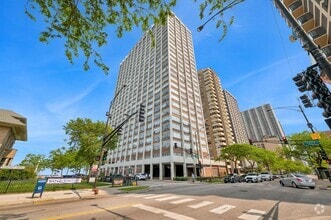Building Photo - 6171 N Sheridan Rd