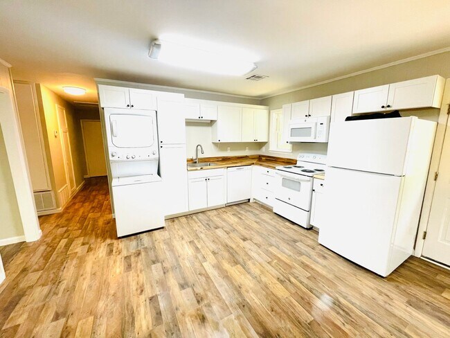 Building Photo - ** 3 Bed 2 Bath located off Woodley road *...