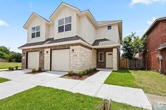 Building Photo - 2310 Bloomfield Dr