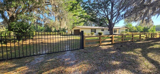 Building Photo - 3 Bedroom/3 Bath home in Archer FL