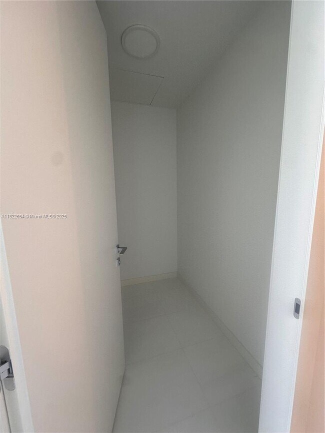 Building Photo - 300 Biscayne Blvd Way