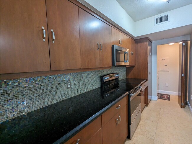 Foto del edificio - 6966 W Sample Rd