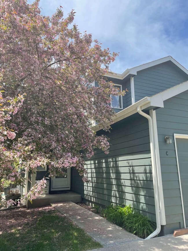 Building Photo - Beautiful 3 Bed, 3 1/2 Bath Townhome in Northwest Fort Collins!
