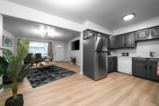 Building Photo - 2050 E 39th Ave