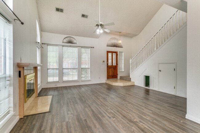 Foto del edificio - Bright & Spacious Home with Flex Room Near...