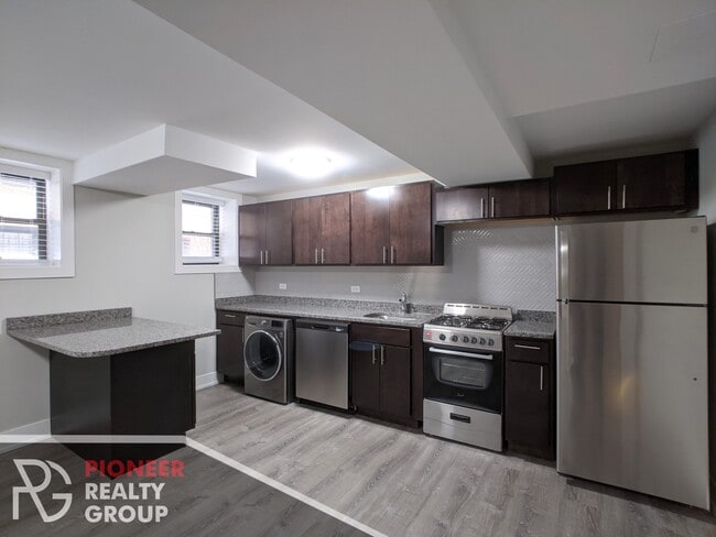Building Photo - 421 W Belden Ave