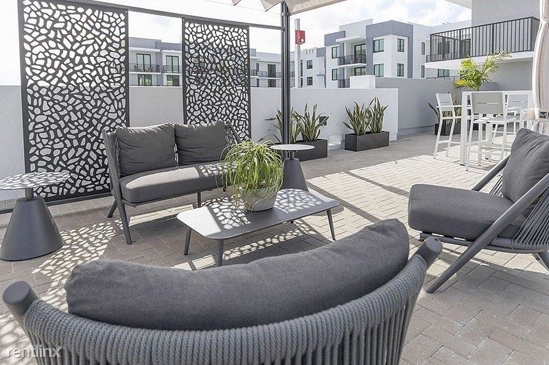 Foto principal - 6450 SW 8th St