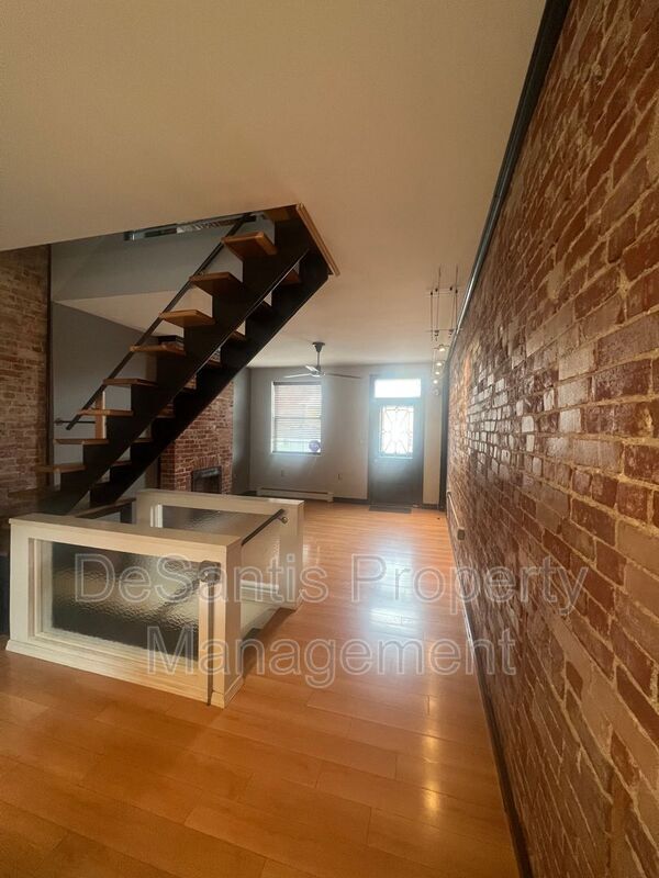 Building Photo - 19 St Leo St