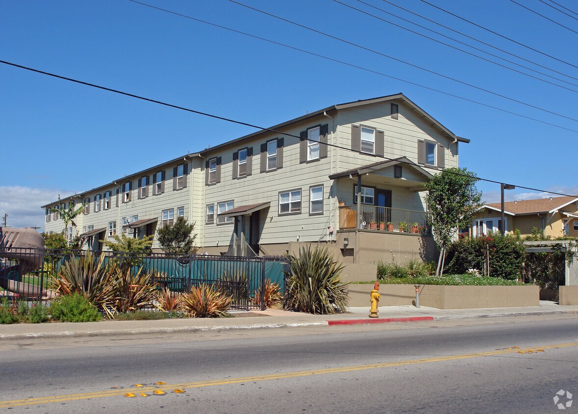 Primary Photo - 135 Riverside Dr