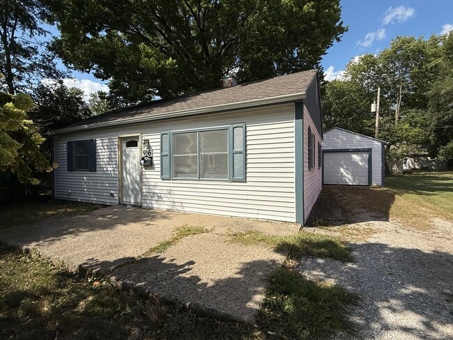 Building Photo - 916 E Fairlawn Dr