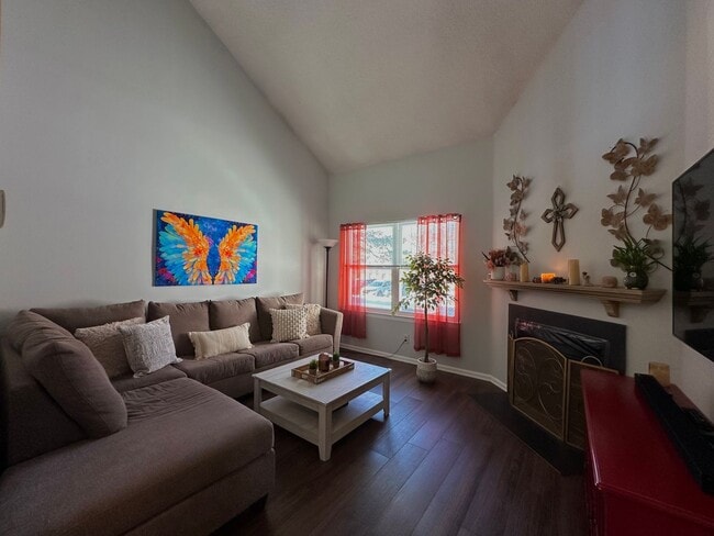 Building Photo - 2 bedrooms, 1.5 bathrooms