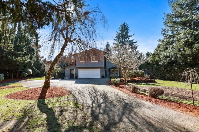 Building Photo - 2900 sq.ft, 4 bedrooms, 3 baths. Has A/C!