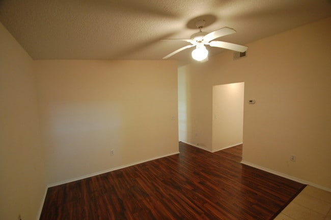Building Photo - 4 Bedroom and a Nice Yard!!