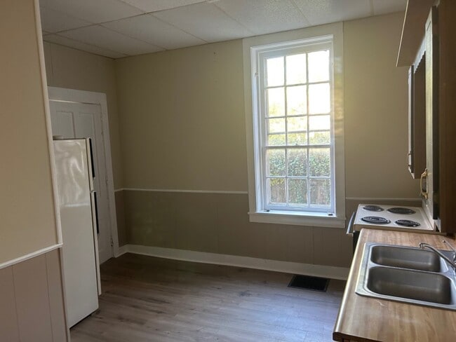 kitchen - 44 S Monroe St