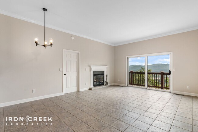 Building Photo - Two-bedroom Condo with Mountain Views near...