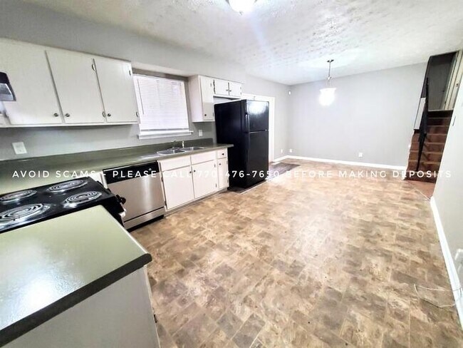Foto del edificio - Beautiful 5 br, 3 full Bath home - fenced ...