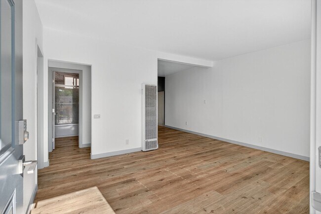 Foto del edificio - 1078 E 7th St