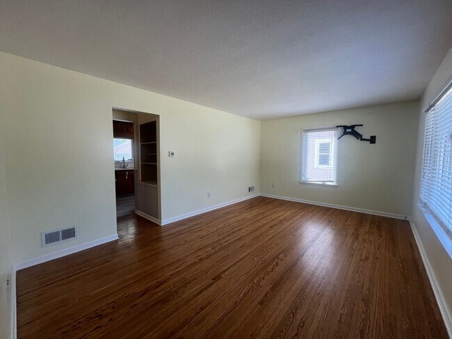 Building Photo - 2 Bed, 1 Bath Single-Family Home Close to ...