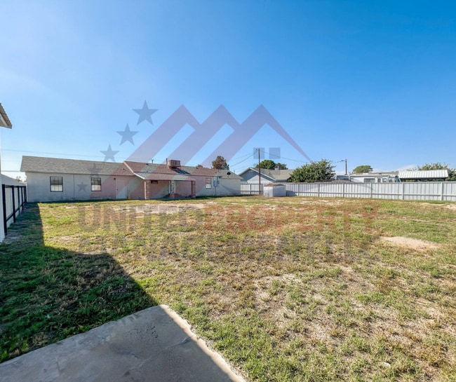 Building Photo - Spacious Home on ½ Acre Just South of Town...