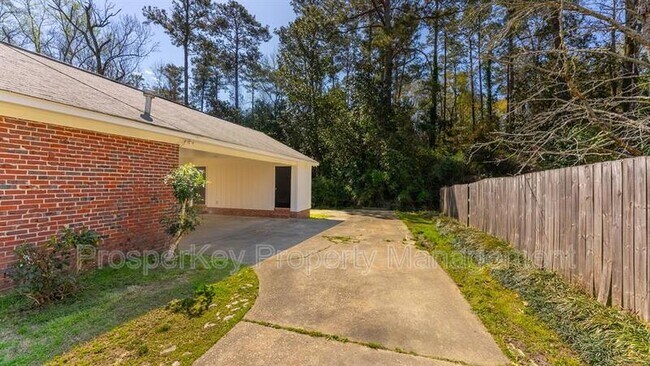 Building Photo - 4924 Roxbury Dr