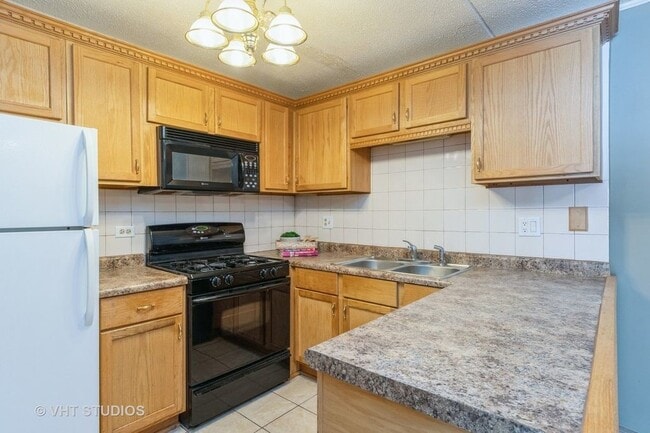 Building Photo - 5S100 Pebblewood Ln