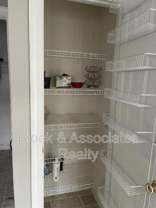 Foto del edificio - 1717 Stroll Cir