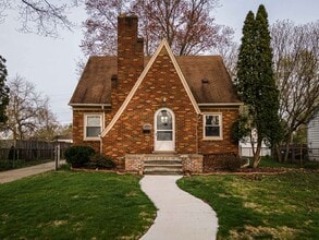 Building Photo - 15851 Norborne Ave