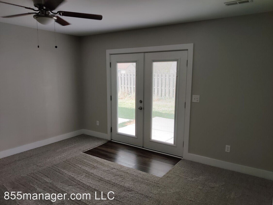 Foto del edificio - 135 Whispering Pines Dr