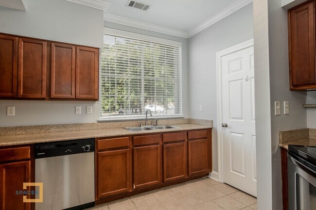 Foto del edificio - 3218 Veterans Memorial Pkwy