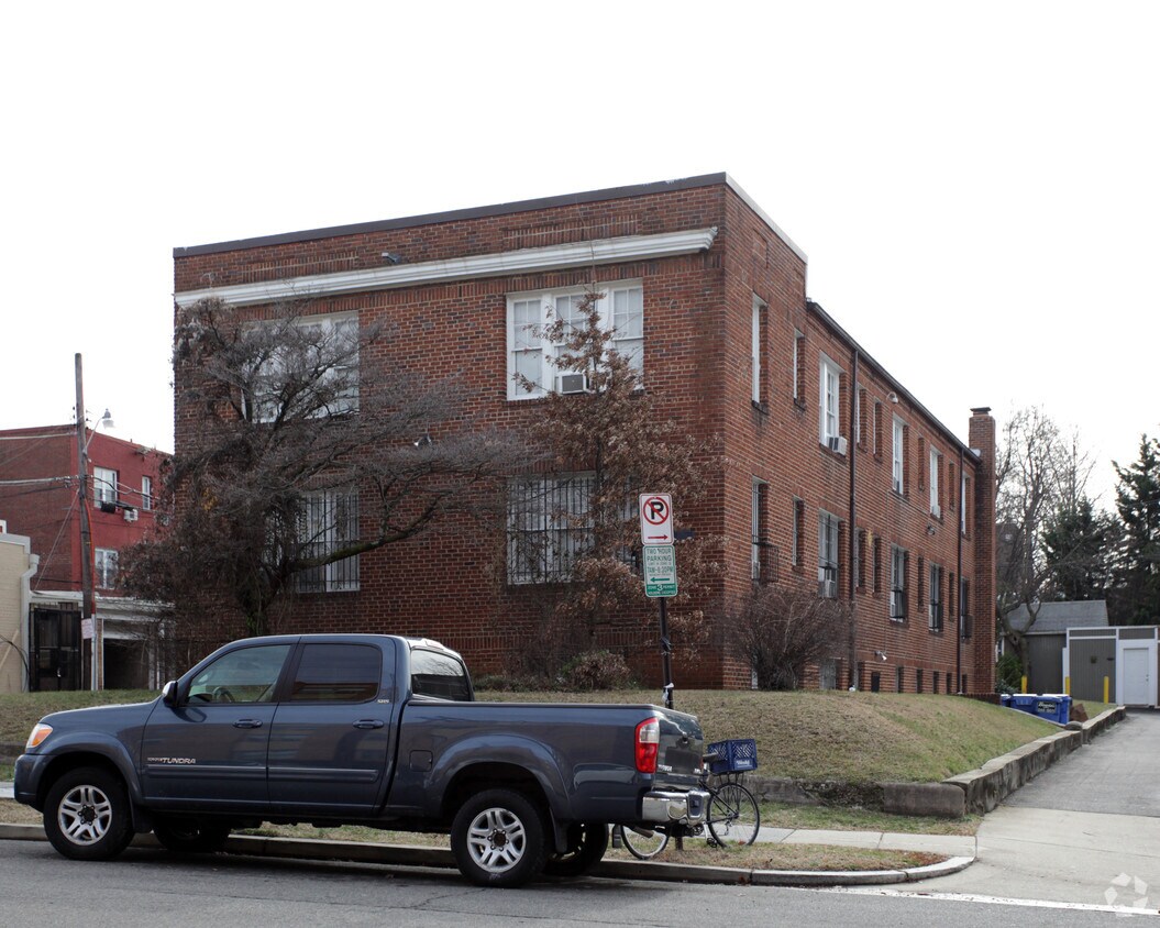 Foto del edificio - 3720 Macomb St NW