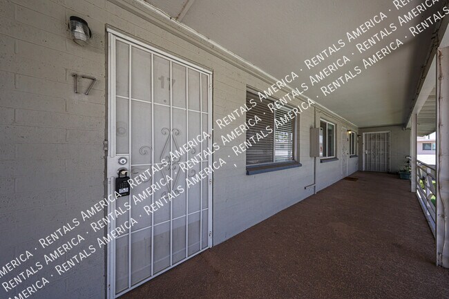 Foto del edificio - 6841 E 2nd St