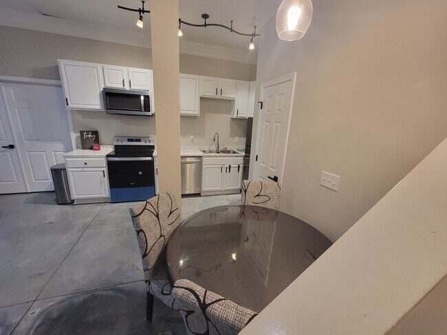 Building Photo - 1 Bedroom 1 Bath apartment
