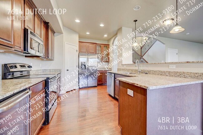Building Photo - Large Single Family