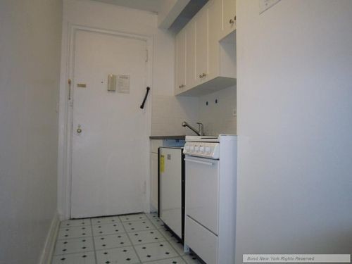 Building Photo - 310 E 44th St