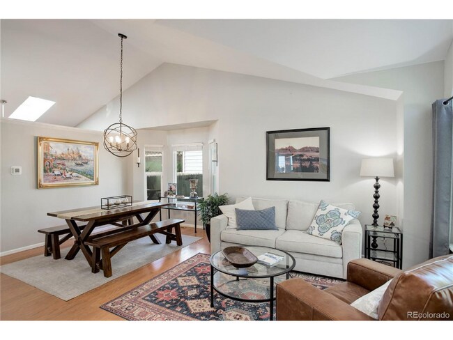 Foto del edificio - 240 S Lark Ave
