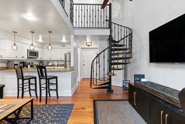 Foto del edificio - Stunning 2-Story Loft in the Heart of Downtown