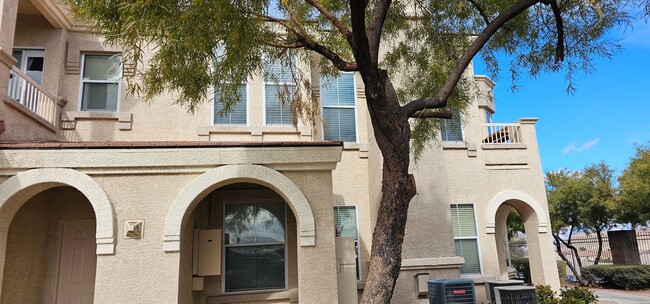 Building Photo - Beautiful two bedroom townhome for rent