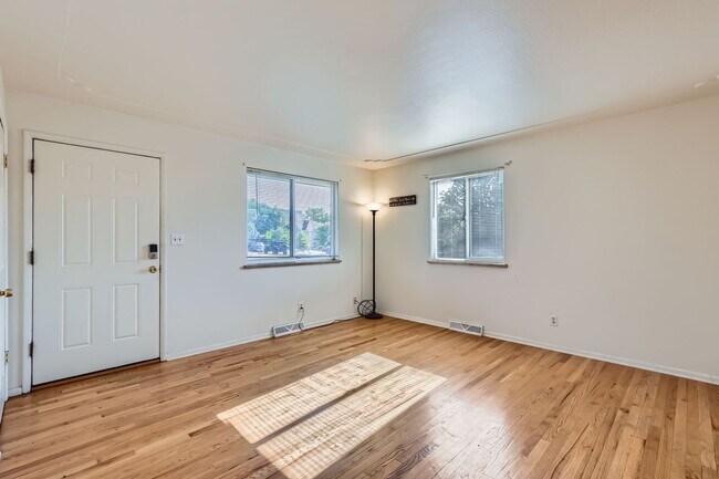 Foto del edificio - Evolve Real Estate: Charming 2 Beds/1 Bath...