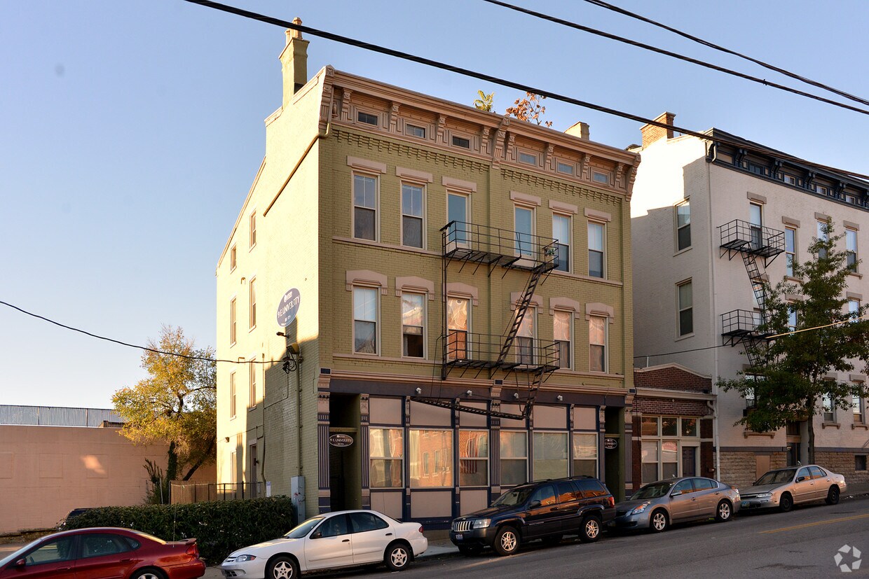 Primary Photo - 9 E University Ave