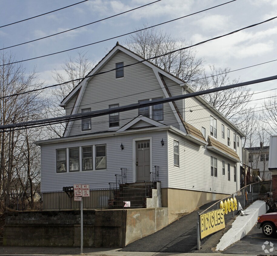 Foto del edificio - 47 Pine Hollow Rd