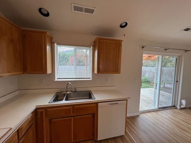 Building Photo - SINGLE FAMILY HOME W/ FENCED YARD/ DOUBLE ...