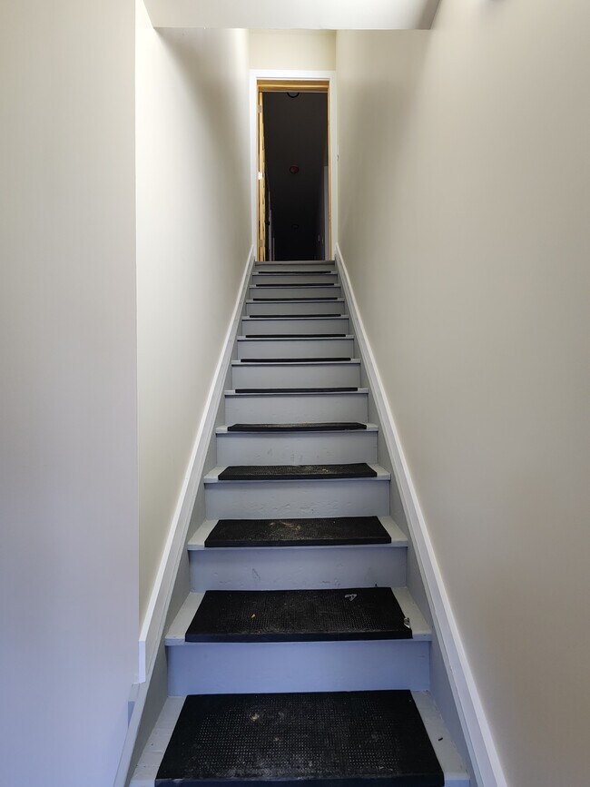 Escaleras a la unidad del segundo piso - 331 W Colvin St