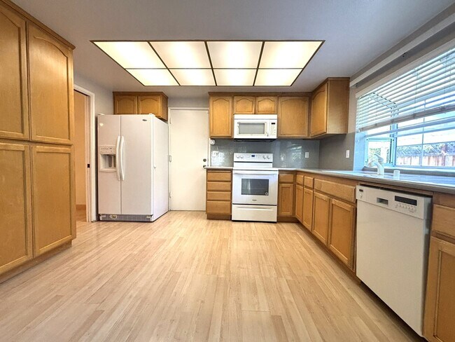 Building Photo - Charming 3-Bed, 2-Bath Home in Sought-Afte...
