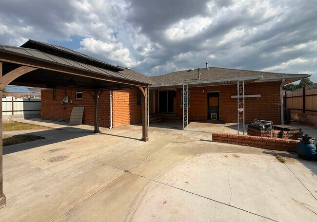 Building Photo - 2109 SW 70th St